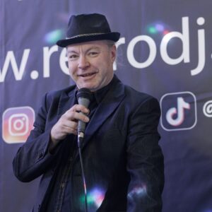Viihdevuokraamo-DJ-haihin-Tilavalaisu_Komeadiateatteri-Standard-Juhlapaketti-2-1